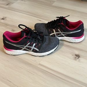 Women’s size 8.5 ASICS Gel-Exhalt 4 shoes. Not worn much/stored in garage.
